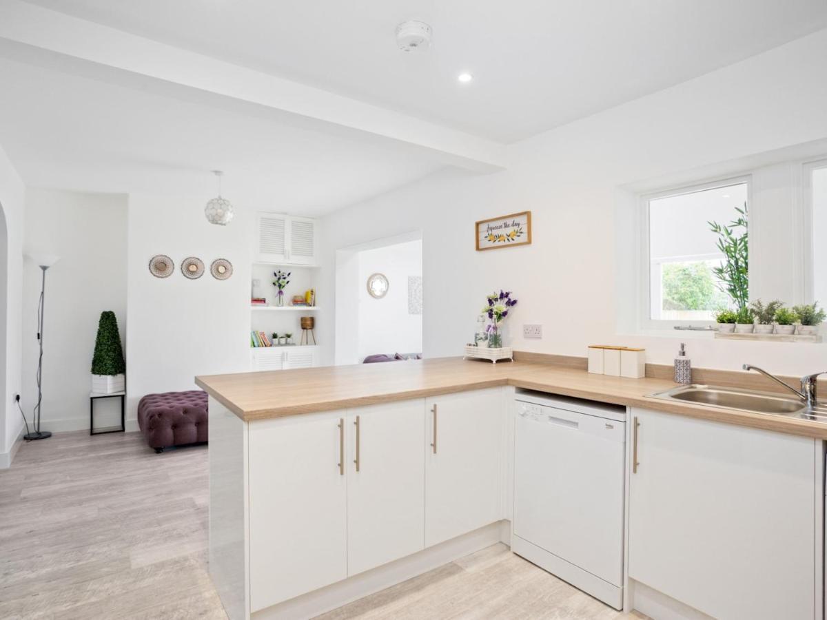 Pass The Keys Spacious And Very Modern Family Home, Central Windsor Eksteriør billede