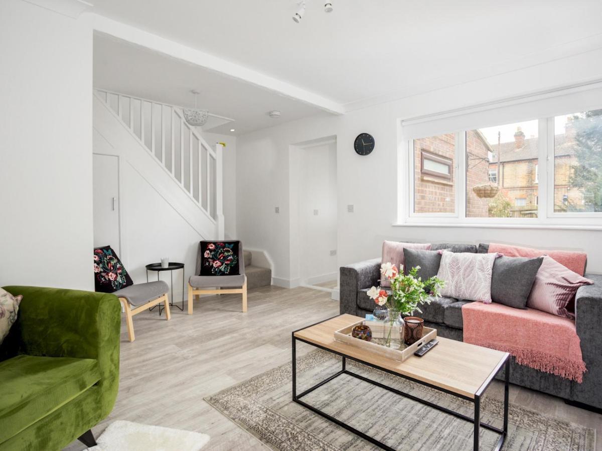 Pass The Keys Spacious And Very Modern Family Home, Central Windsor Eksteriør billede