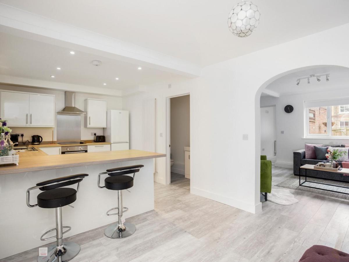 Pass The Keys Spacious And Very Modern Family Home, Central Windsor Eksteriør billede